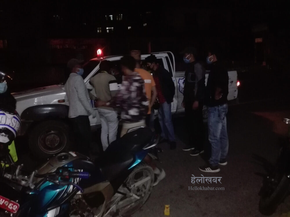 Exclusive- बिरामी पासको लाइनमा, तर पहुँच भएका यसरी हुलका हुल गाडीमा (फोटो फिचर)