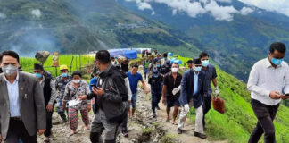 गाउँ नै पहिरोको पिडामा नेताहरुलाई हेलिकप्टर चढ्ने होड
