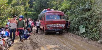 मध्य पहाडी राजमार्गको कन्तबिजोग, सांसददेखि जनप्रतिनिधिलाई छैन चासाे (भिडियो)