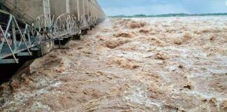 सप्तकोशीमा खतराकाे तहमा पानीको बहाव, ५६ वटै ढोका खोलियो