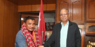 नख्खु खोलामा बगेका बाउछोरीको ज्यान जोगाउने चणिकलाललाई प्रचण्डले गरे सम्मान