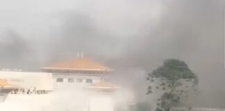 प्रदर्शनकारीले लगाए संसद् भवनमा आगो
