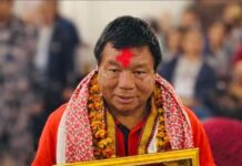 सांसद निर्वाचित भएपनि महावीर पुन पोखरामा किताब बेच्न ब्यस्त