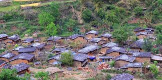 बुढाथोक घरबासः परम्परागत घरमा स्थानीय परिकार