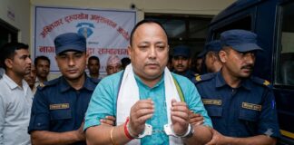 गृह मन्त्रालय हल्लाउने नागरिकता काण्ड: भट्टराईकी छोरी कसरी बनिन् मेयरकी श्रेष्ठ छोरी ? तस्बीरमा देखिएका व्यक्ती मेयर हुन् । तर, सांकेतिक बनाइएको हो ।