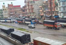 बीपी राजमार्ग अवरुद्ध, धुलिखेलमा राेकिए सवारीसाधन
